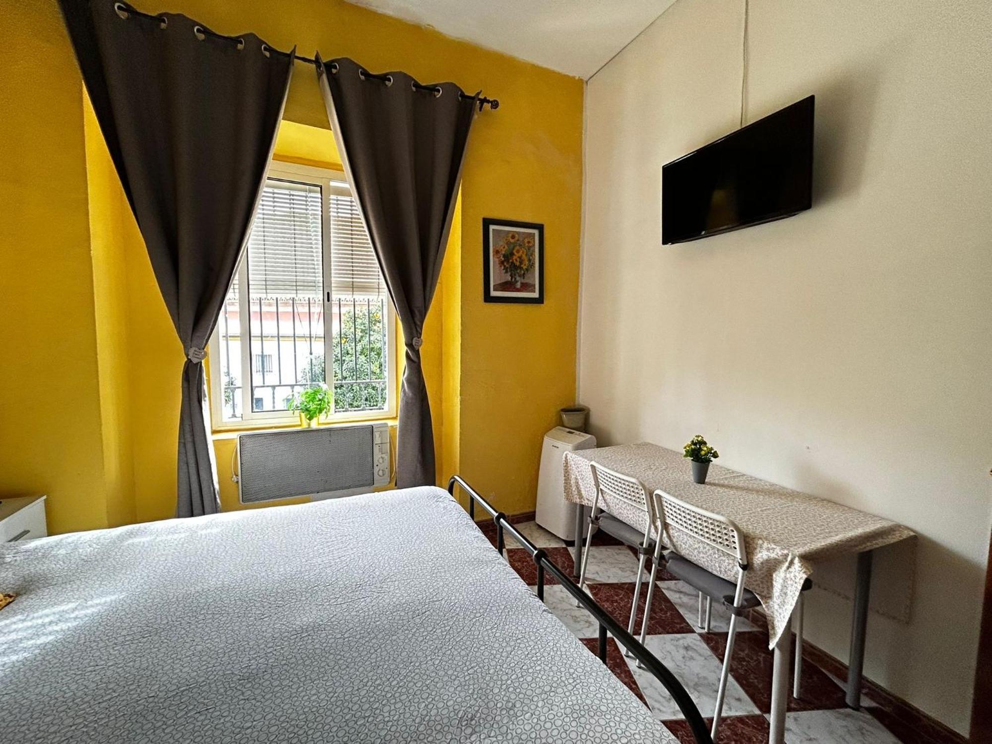 Santa Isabel Low Cost Rooms In Private House Sevilla Szoba fotó